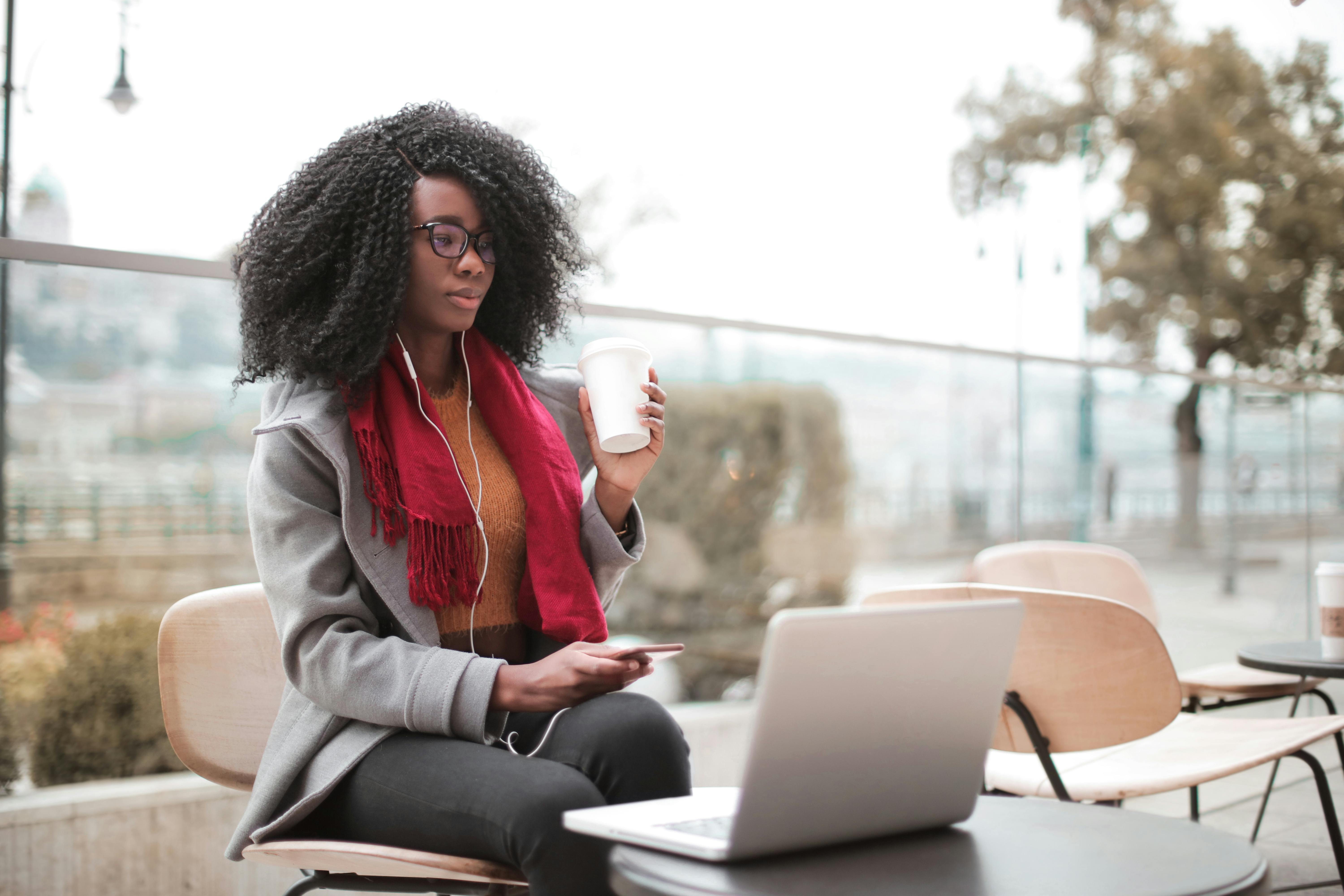 How to Start a Blogging Business and Make Money With It 